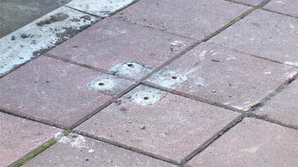獨!北投公車站牌佇立人行道 板橋路邊告示牌搖晃緊急拆除