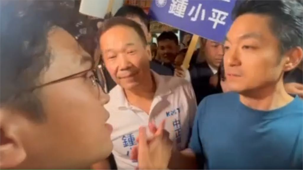 沈伯洋、蔣萬安炸裂大場面!貼臉約戰「猛跳針全被拍」網見鍾小平1反應笑瘋:不救?