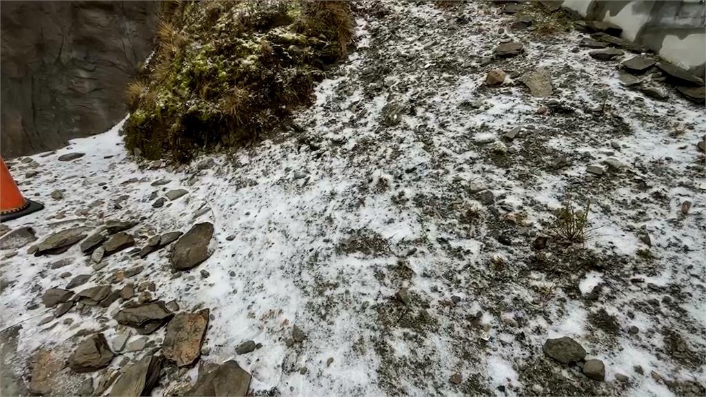 快新聞／合歡山武嶺清晨「雨夾冰霰」　公路局：8時起限加掛雪鏈上山