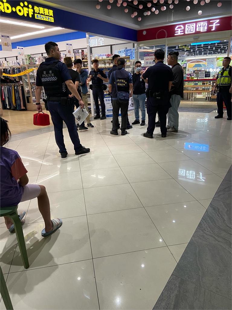 驚!台南醉漢「賣場揮武士刀」中槍急送醫 目擊者:警察救了客人
