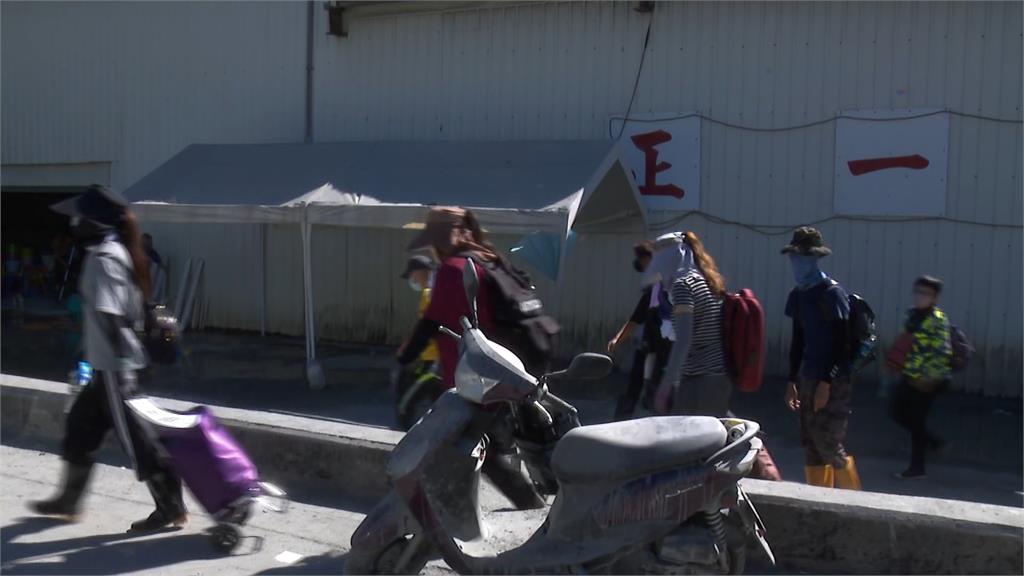 遭李明璇砲轟腦子有洞　鏟子超人現身藍黨部外抗議要求道歉