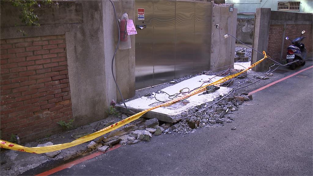 工安意外!民宅整修雨遮突崩落 工人遭水泥塊壓傷 八名壯漢合力救人