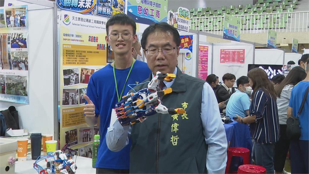 台南技職博覽會熱鬧登場　黃偉哲體驗電動卡丁車