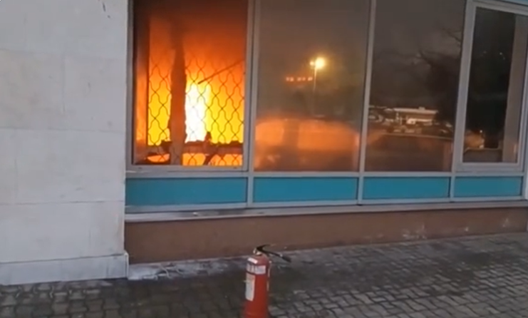 快新聞／哈薩克燃油價爆漲引動亂釀8死　多處公家機關被燒毀、全國斷網進入緊急狀態