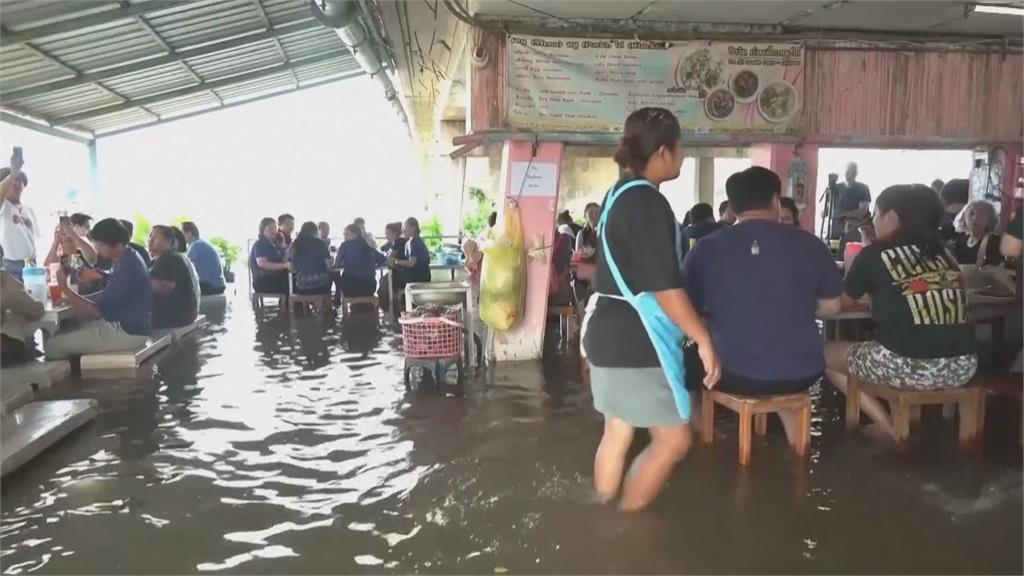 河水灌進泰國餐廳反成新景點 食客邊泡腳邊跟魚群互動