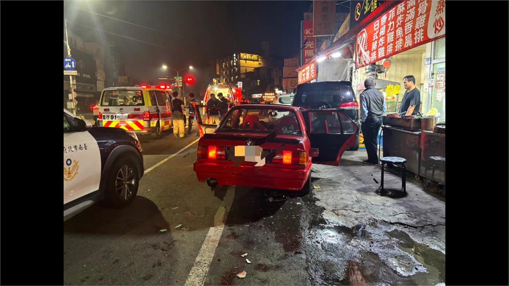 疑深夜開車恍神! 女駕駛「撞進烤肉店」3顧客緊急送醫
