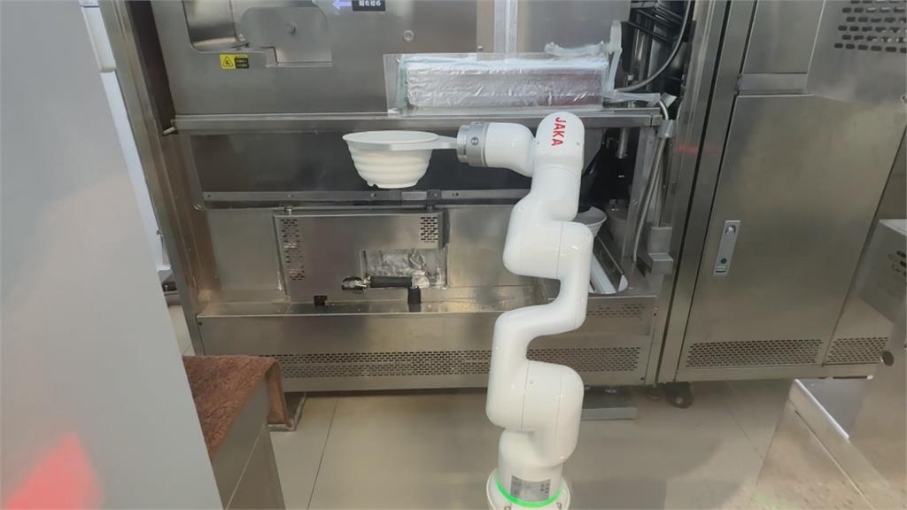 煮麵出餐全靠機器！高雄AI麵館開幕　7款牛肉、豬肉麵任你選　還有水餃和滷味