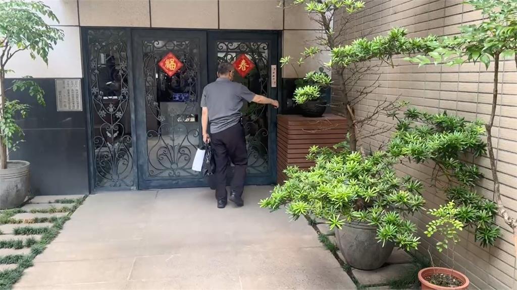 快新聞／柯文哲到家了！淚灑父親牌位前　師父允諾「幫他處理」