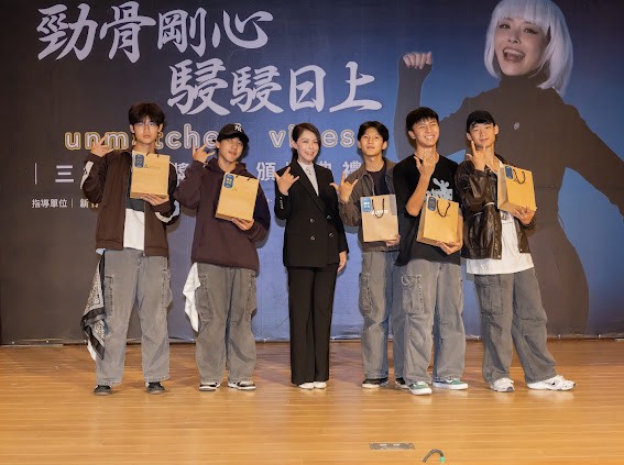 高虹安赴竹中頒「三好獎學金」9學生各獲1萬5千元獎金