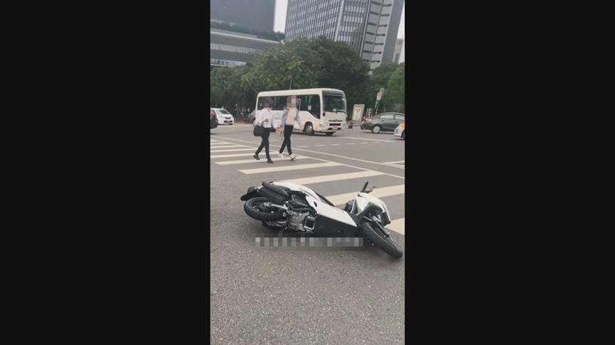 三寶撞前方機車被索賠全額！嚇慘求助陌生路人　暖男耐心陪同感動網