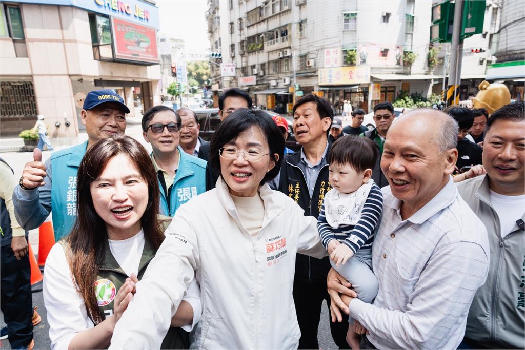 快新聞／人氣爆棚！蘇巧慧新北跑透透　李洋母親現身贈「金牌高粱」力挺