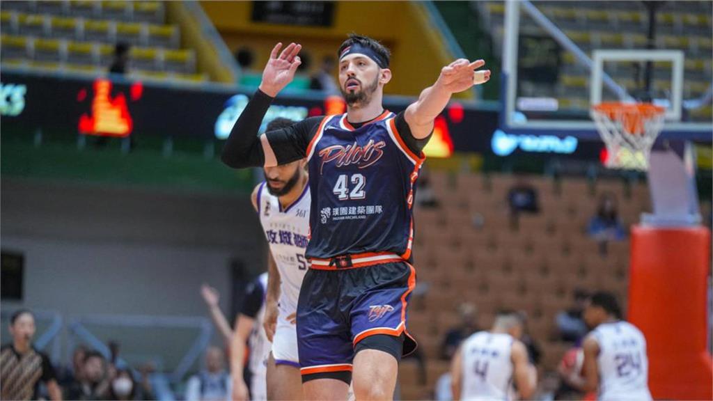 全力封鎖高國豪、艾夫伯！領航猿15分差絕殺攻城獅　近10戰9勝拚搶龍頭