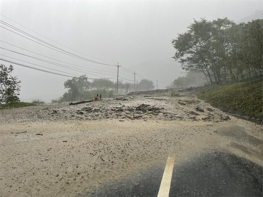 快新聞／大雨狂炸！台7線英士路段土石流雙向阻斷