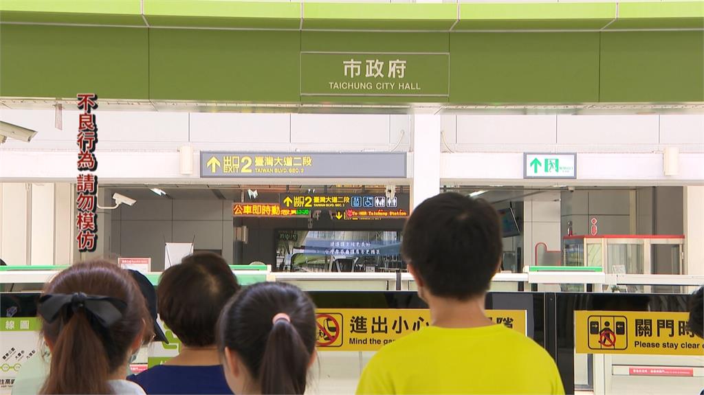 手癢?男搭高鐵手扶梯突緊急鈕 險害民眾摔一團!警逮人罰萬元