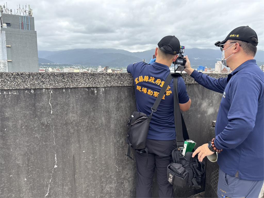 快新聞／宜蘭驚悚現場！驚見1男陳屍鐵皮屋頂　生前最後畫面曝光了
