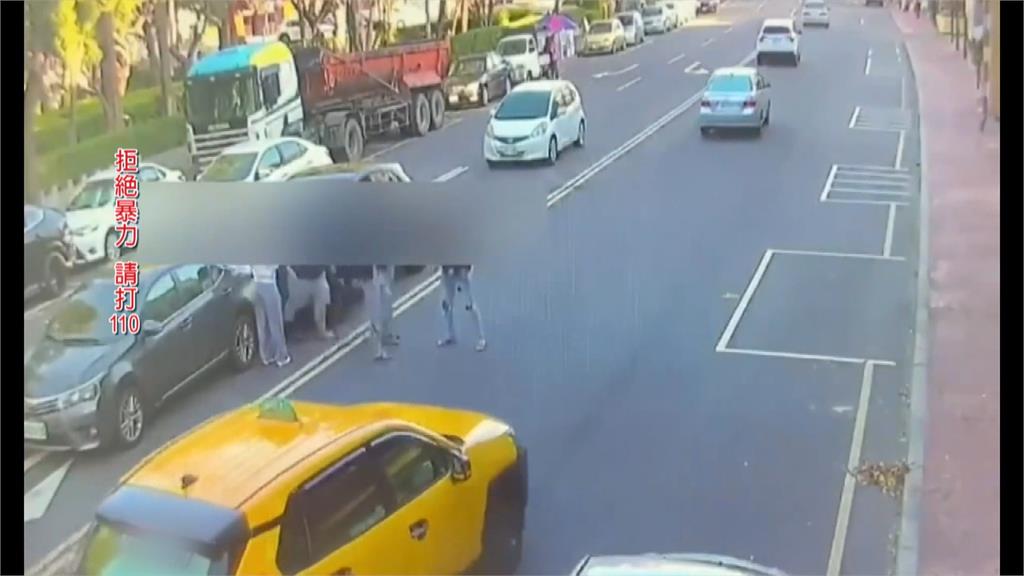 苗栗自治路街頭全武行 疑車主不滿代駕釀追撞「當街群毆」
