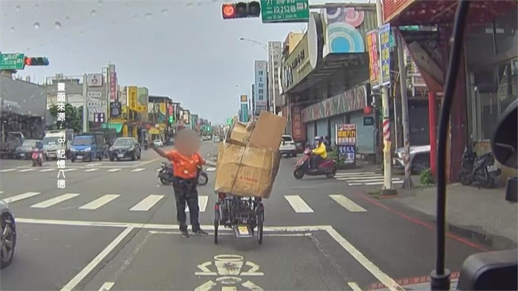 馬路變決鬥場！　桃園男遭「八德老大」擋道火大下車互毆