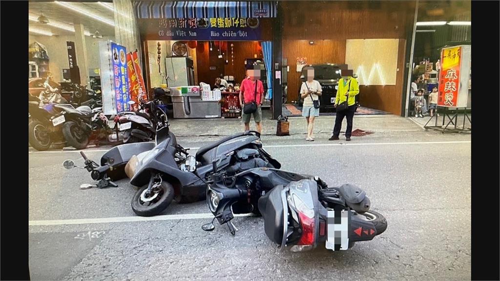 鬼切害後面三機車撞車 騎士看一眼...竟直接騎走