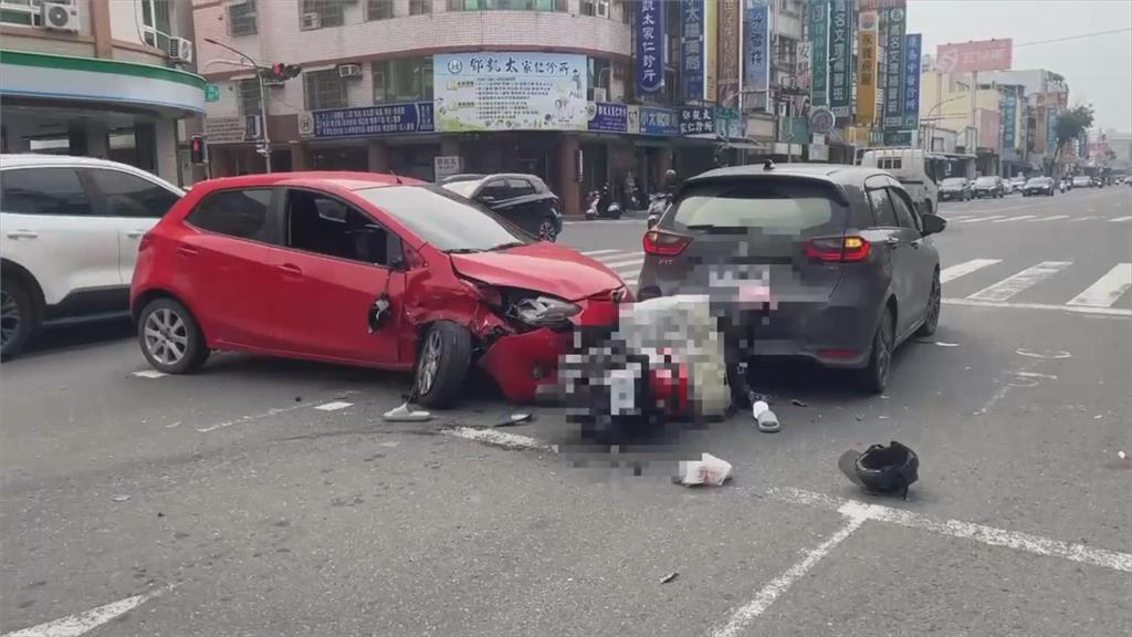 失控衝撞機車如「撞保齡球瓶」 自小客車稱身體不適失神