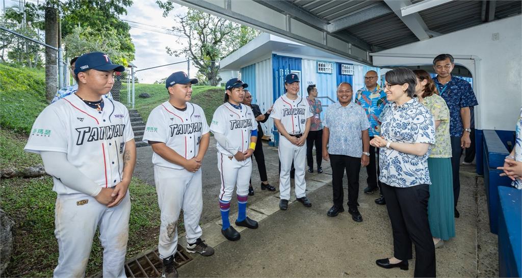 戰貓出擊！蕭美琴飛抵帛琉「臨時加行程」　急赴棒球場「挺台灣球員」畫面曝光