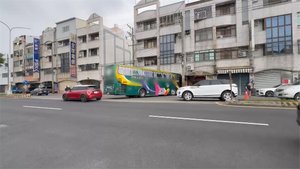 遊覽車迴轉失敗衝進騎樓 肇事原因疑駕駛「手滑」