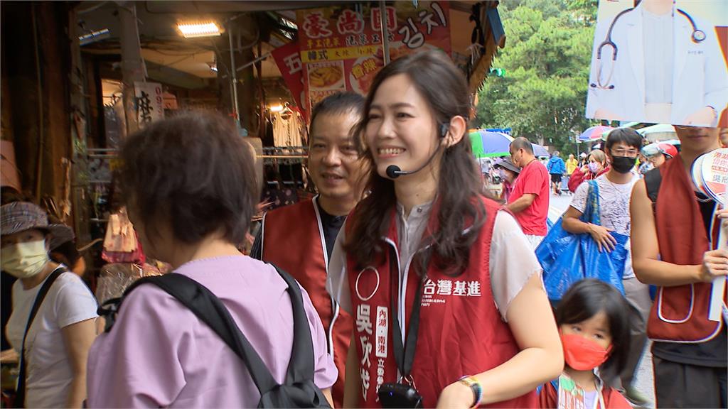 港湖立委之爭！吳欣岱東湖市場掃街拜票　高嘉瑜呼籲顧全大局　喊話比民調整合