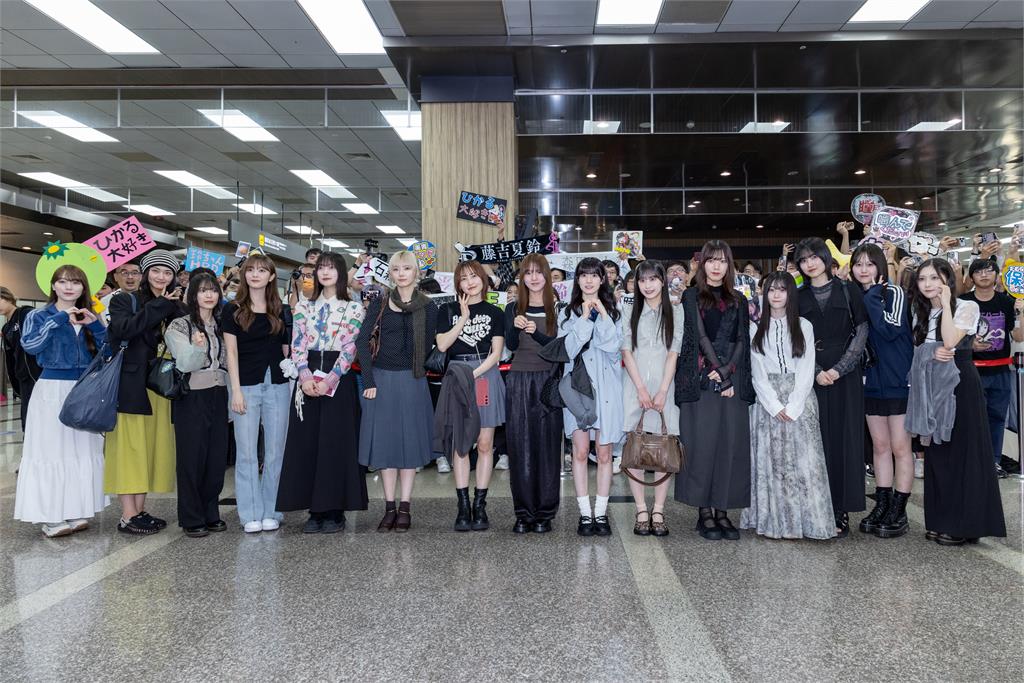 日本人氣女團櫻坂46大陣仗首抵台!400粉幫慶生害羞1表情全被拍