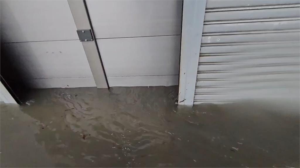 圖輯／暴雨灌爆南台灣！黃濁泥水狂湧　淹水畫面怵目驚心