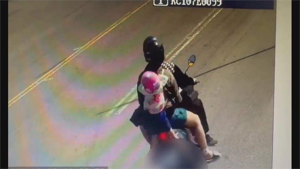 機車三貼小孩變「背包」? 男童「懸空掛車外」驚險畫面曝光