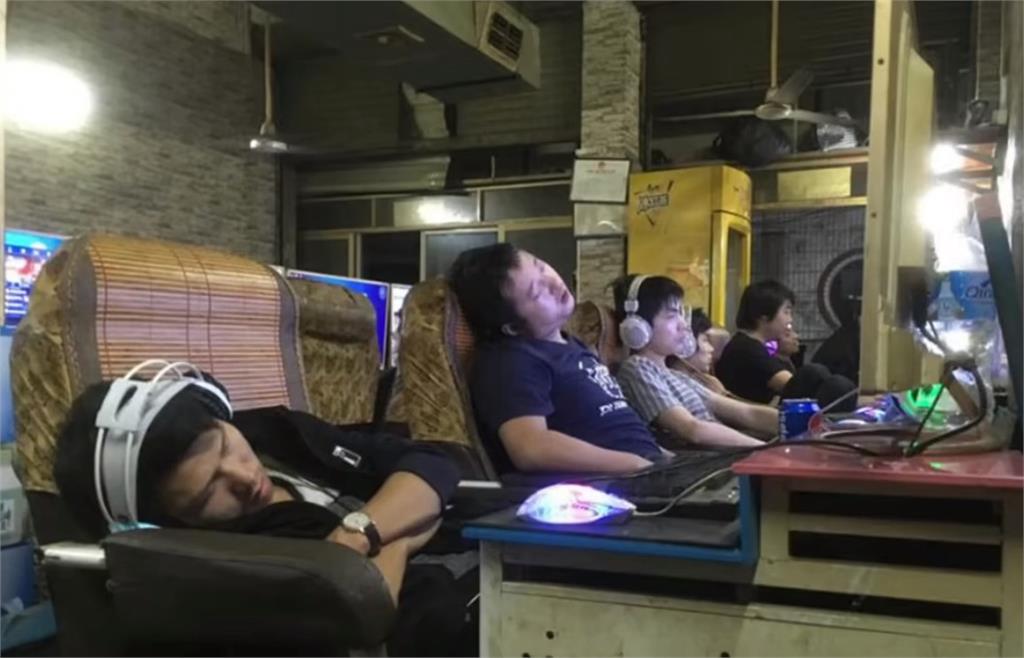 30歲男長期熬夜打電動罹患「腦膜炎」!醫院驚揭:患者「平均年齡僅26歲」