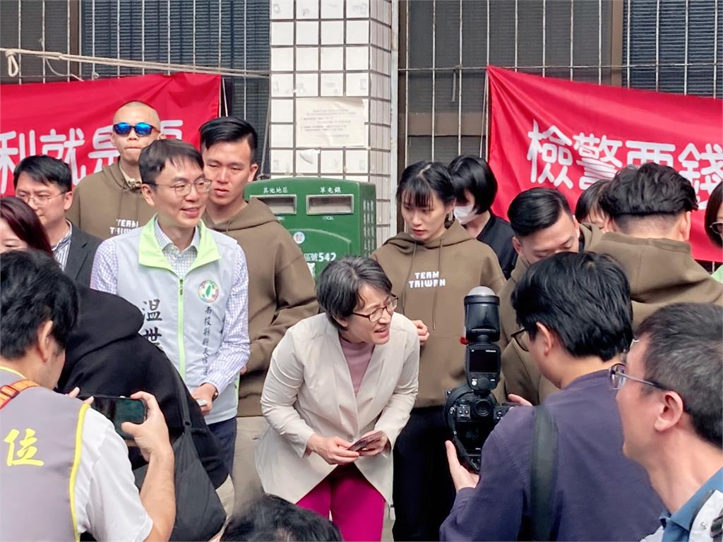 快新聞／走春拚人氣！蕭美琴合體溫世仁祈福　南投草屯永和宮發福袋