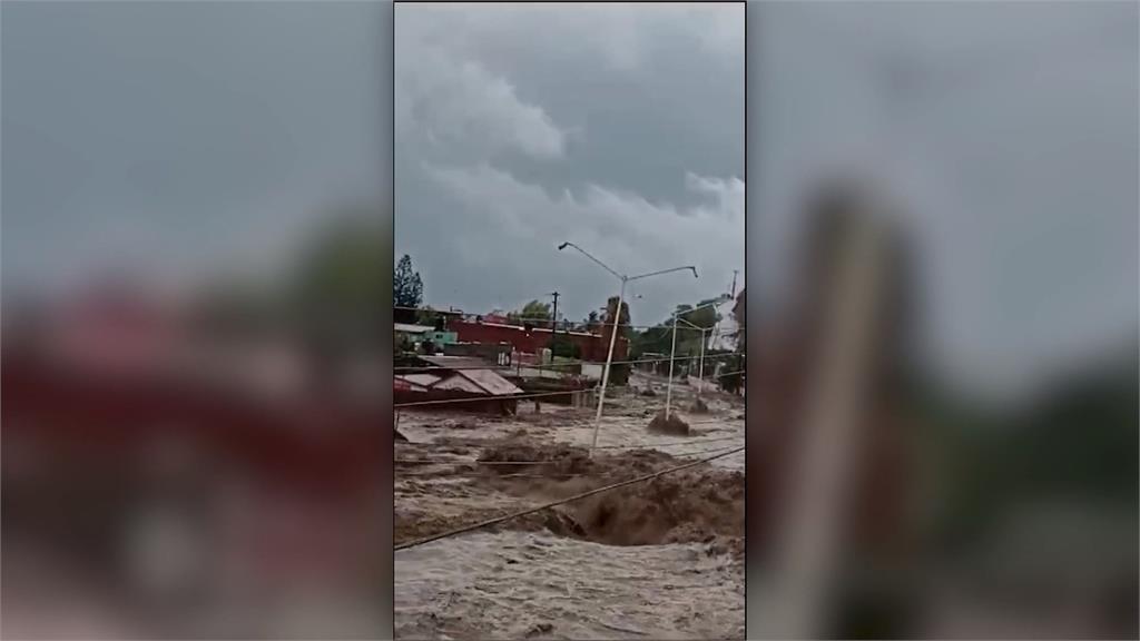 熱帶風暴挾雨勢襲墨 馬路變河道連人帶車沖走