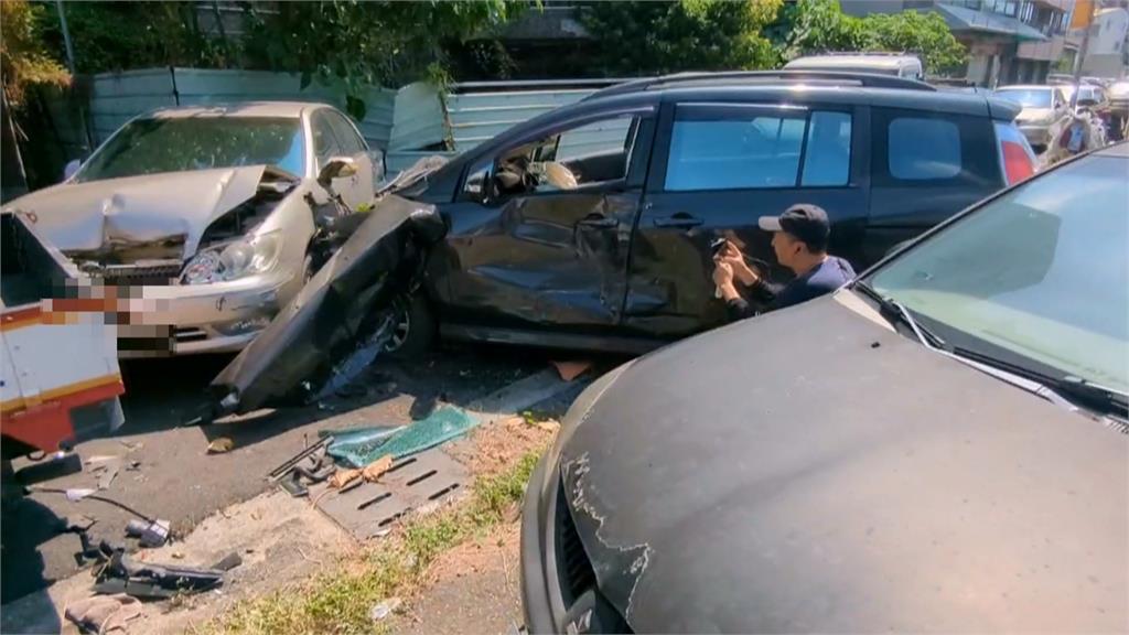 高雄休旅車暴衝撞7車2人送醫 駕駛疑心肌梗塞昏迷