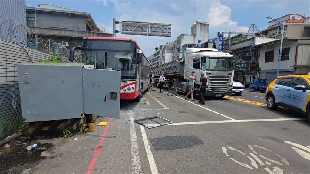 桃園重大車禍!砂石車撞客運波及變電箱 釀6傷、逾5百戶停電