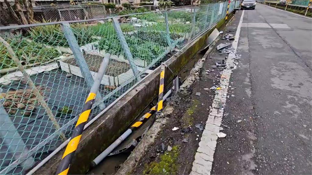 宜蘭路口交叉對撞! 轎車「180度翻水圳」當場泡湯