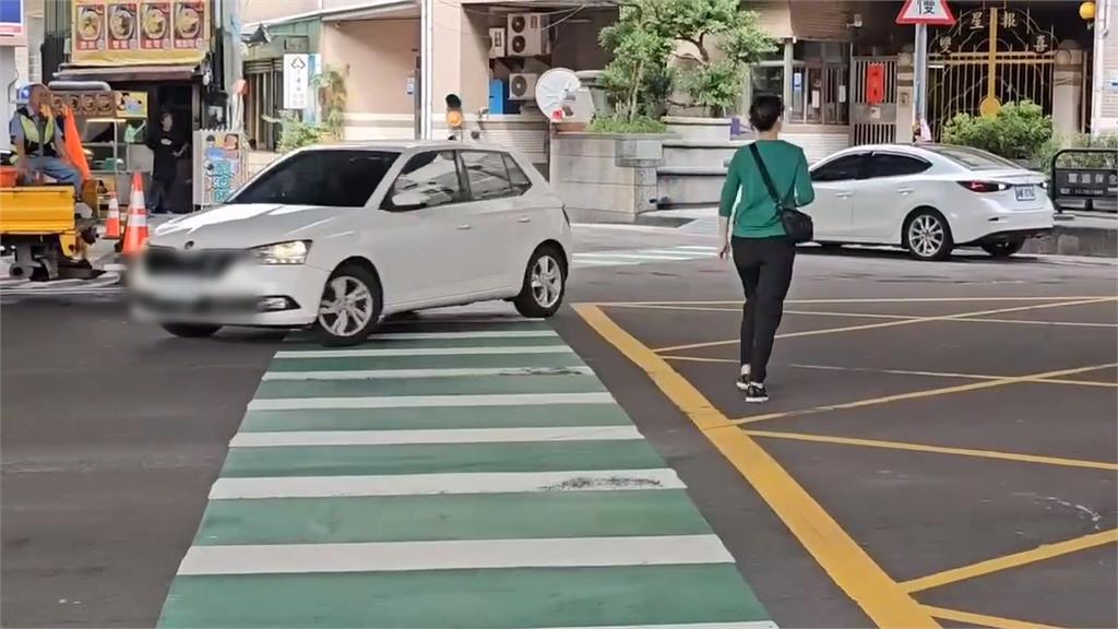 過不去的關卡!國小童「舉手過馬路」11車視而不見
