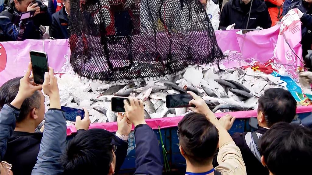 野柳神明淨港盛大登場! 信眾不畏低溫跳水淨港.湯圓、平安魚免費吃