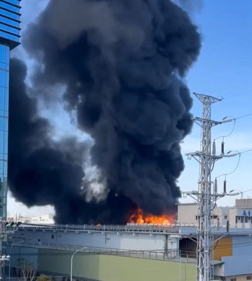 快新聞/高雄塑膠工廠火警「黑煙竄天」 陳其邁視察籲:緊閉門窗、減少外出