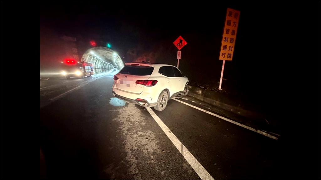 桃園大型落石突襲！　復興區「轎車撞落石」3人受傷