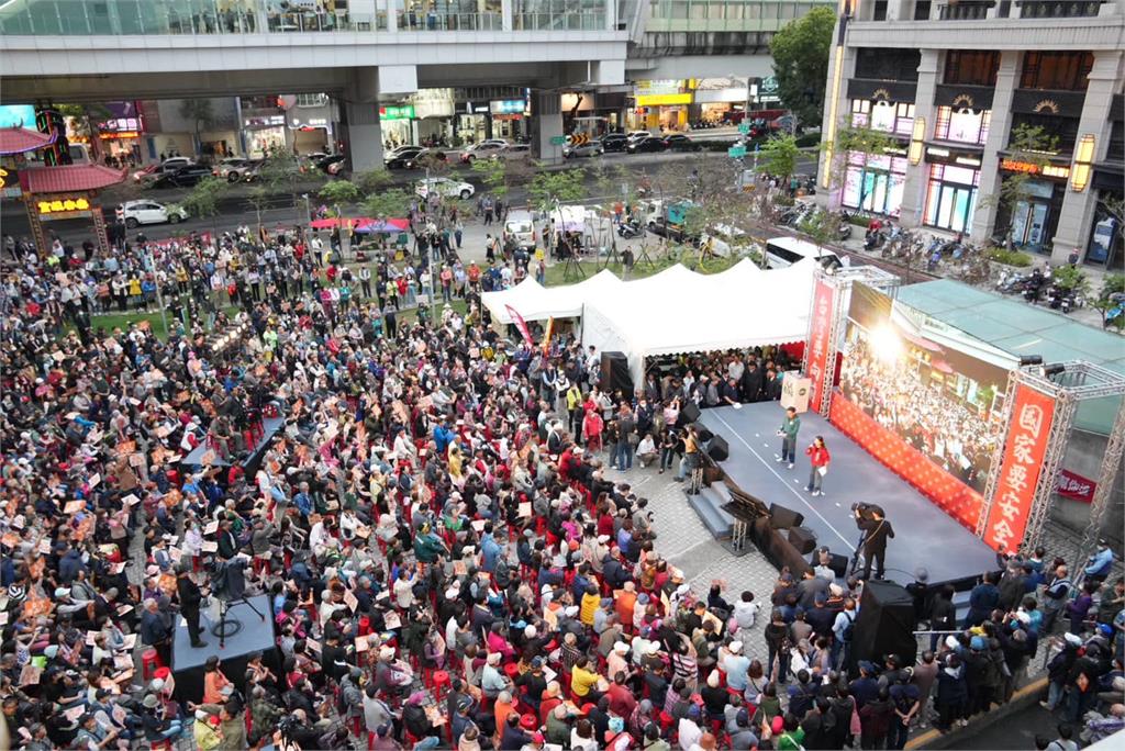 民進黨首場宣講「捷運也站滿人潮」擠爆!卓冠廷感動曝畫面:台中人站出來了