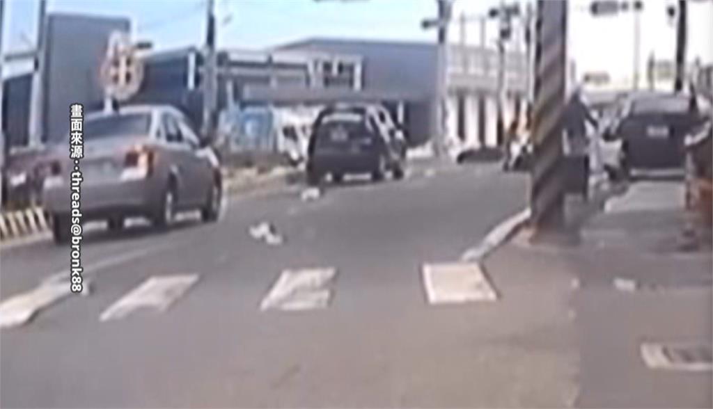 載運冰塊不慎掉落路中　害父子騎車壓到慘滑