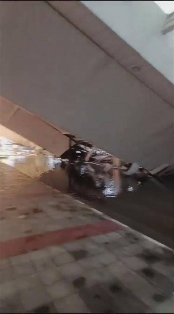 暴雨成災！印度機場屋頂坍塌釀死傷　「橫梁直插車內」嚇人畫面曝光