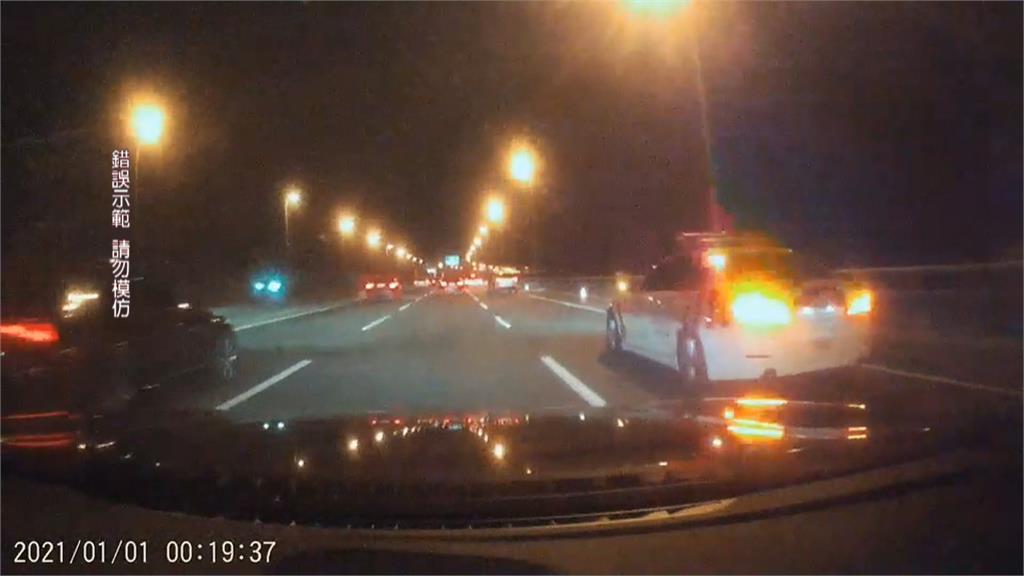 扯！　國道當停車場　汐五高架再現賞煙火車潮
