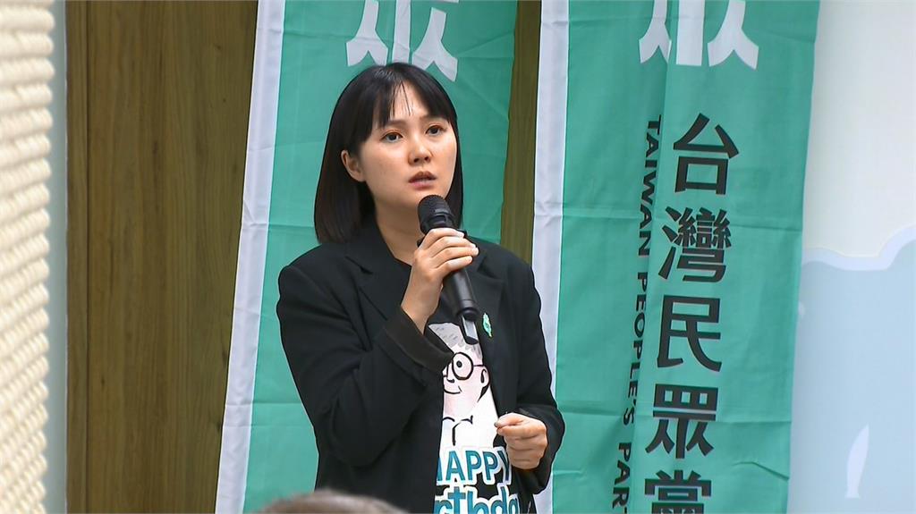 鍾小平自稱昆蟲還稱小草豬籠草　吳怡萱：「藍白拖」消滅蟑螂