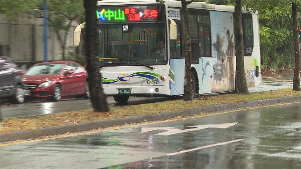 車體有縫？公車內底盤噴「小水柱」　業者解釋「這原因」已安排進廠維修