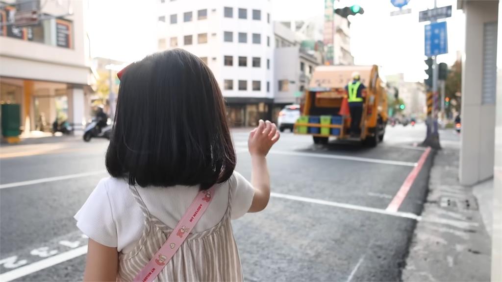 南韓女童遊台體驗追垃圾車　「唱地球歌、和清潔隊揮手拜拜」萌翻網