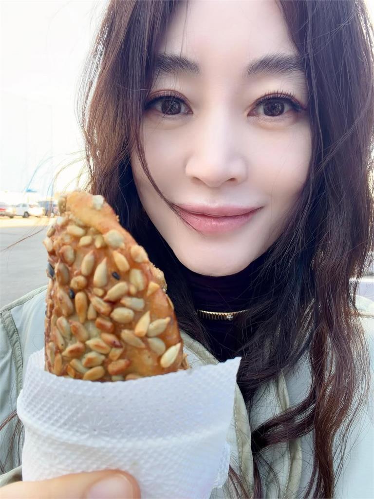 金憓秀曬近照太狠！55歲「臉比零食還小」網驚：根本開外掛