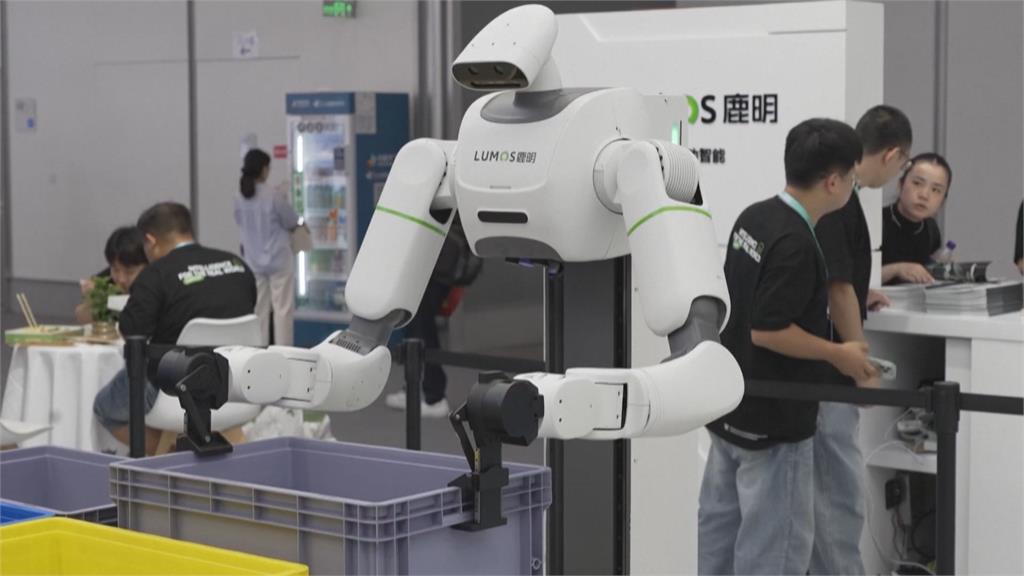 世界機器人大會北京登場 機器人失控倒地「瘋狂踢腿」