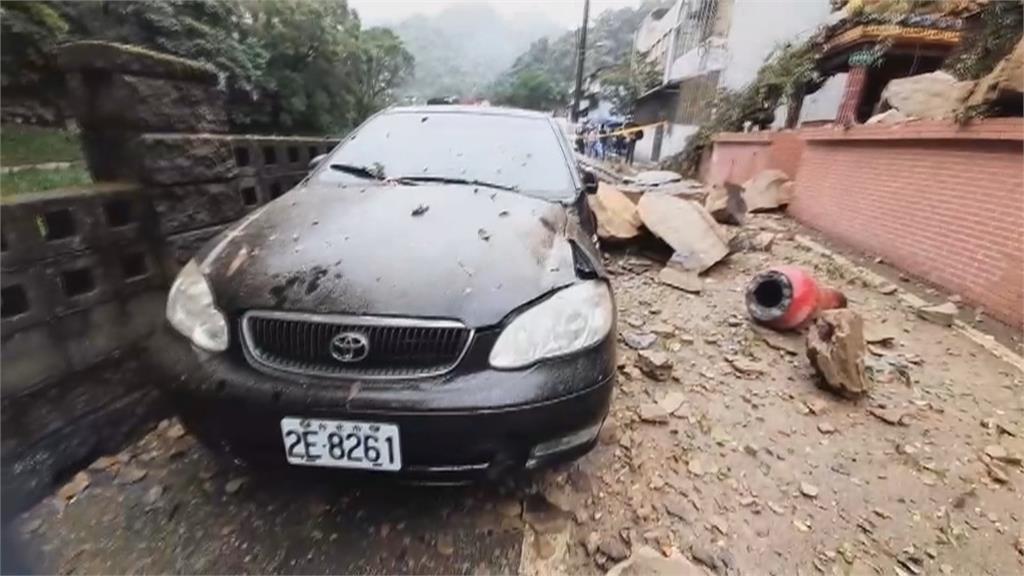 大雨土石崩落壓垮廟宇 轎車遭波及板金變形