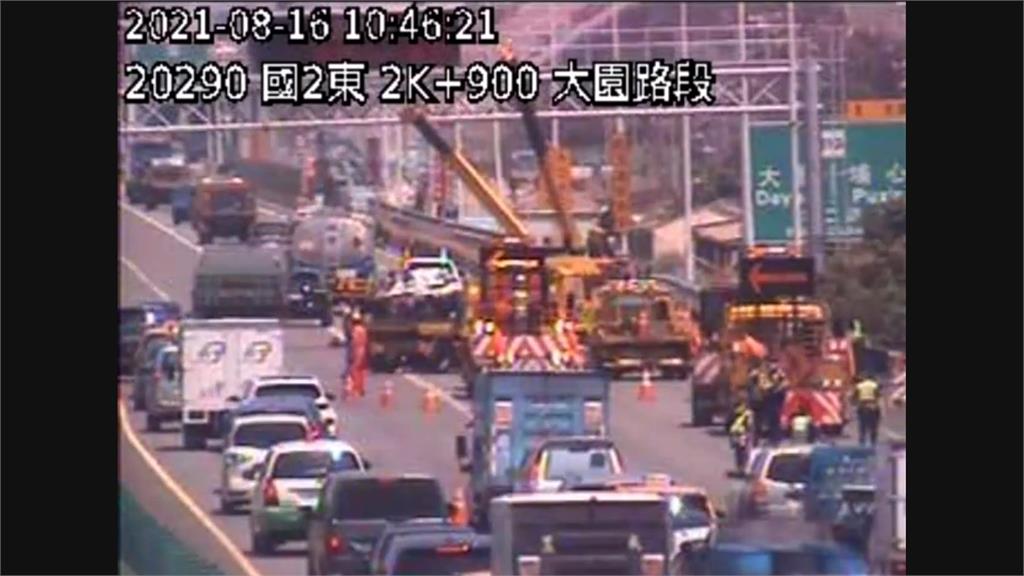快新聞/國道2號8車連環撞!小貨車側翻駕駛一度受困 後方回堵4k